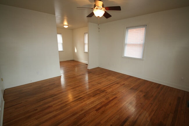 Foto del edificio - Perfect Floorplan! Walltown Duplex with All Appliances and Fenced Yd