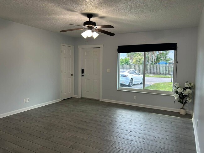 Espacio habitable fresco y abierto con una ventana frontal gigante. - 7669 SE James St