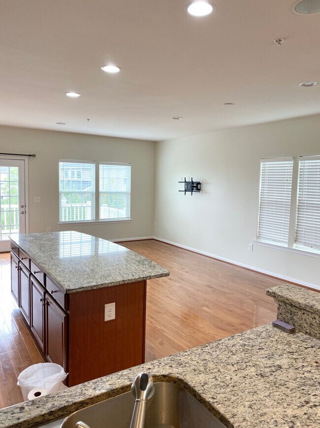 Foto del edificio - Gorgeous 4-Bed Townhome located in North W...