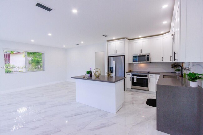 Foto del edificio - 320 NE 172nd St