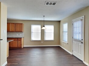 Building Photo - 913 Almond St Building Photo - 913 Almond St