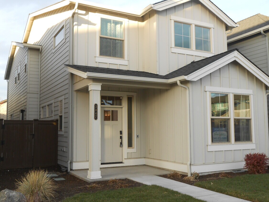 3847 SW Coyote Pl, Redmond, OR 97756 House for Rent in Redmond, OR