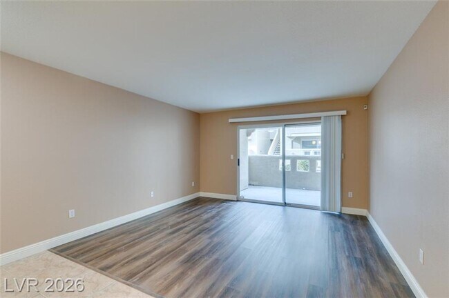 Foto del edificio - Beautiful Condo in a sought-after Gated Summerlin Community!