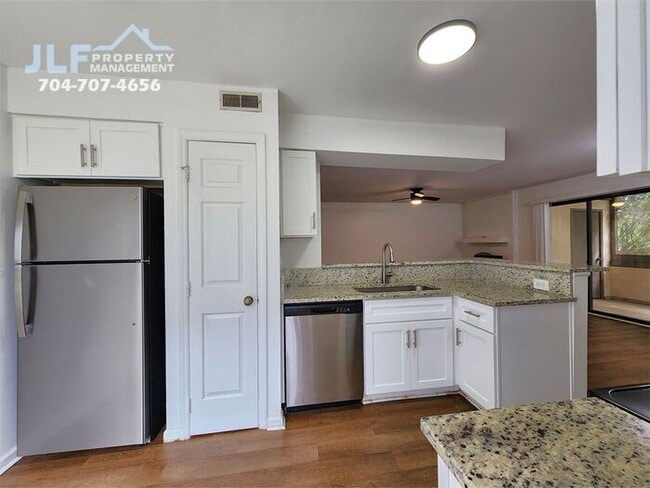Building Photo - Great 2 bed/2 bath Condo in Convenient Charlotte Area!