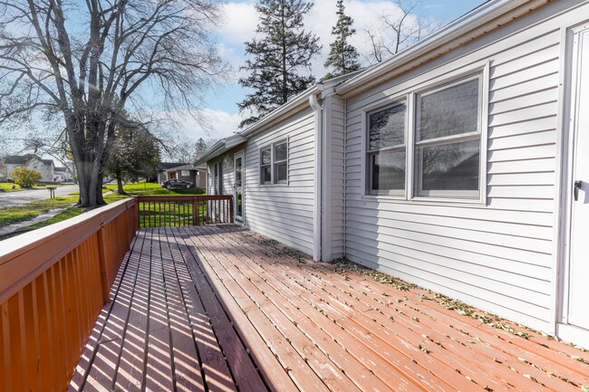 Building Photo - 2 Bed 1 Bath Home Available Now