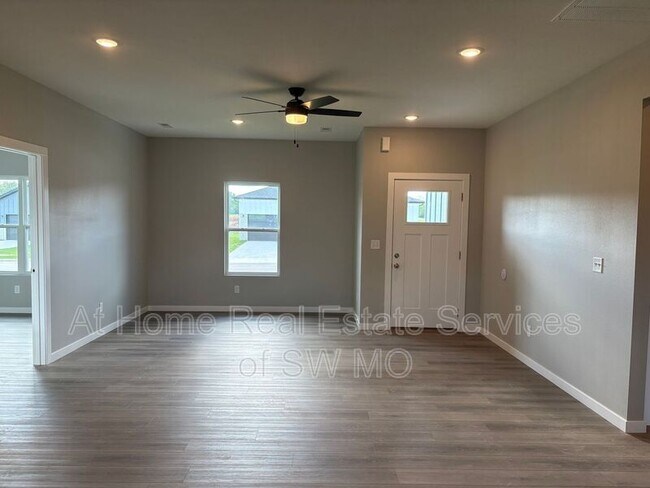 Foto del edificio - 1352 S Shayla Ave