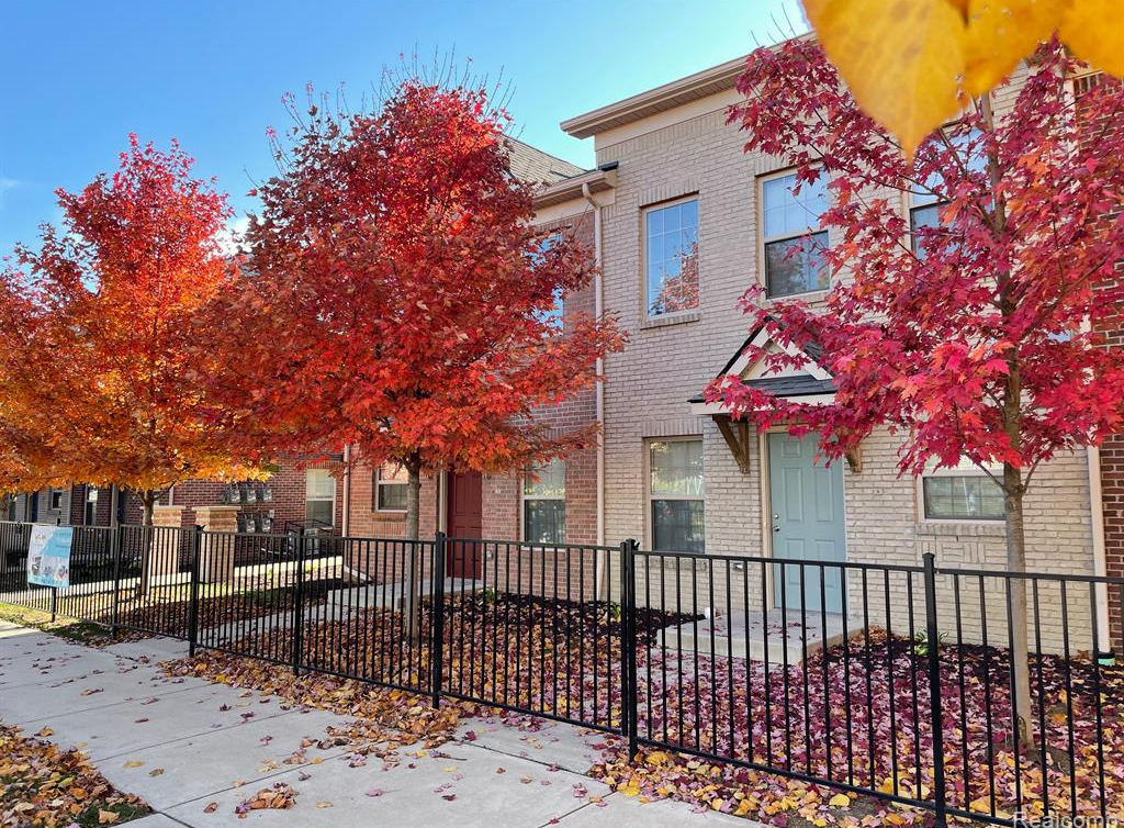 Primary Photo - 671 E Kirby St