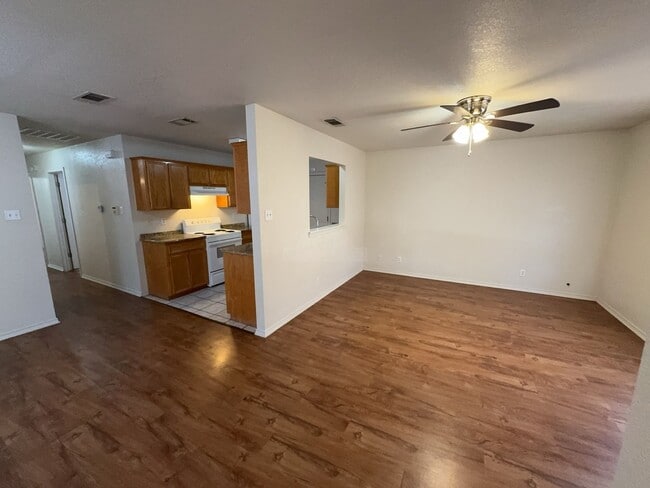 Building Photo - 913 McDaniel Cir