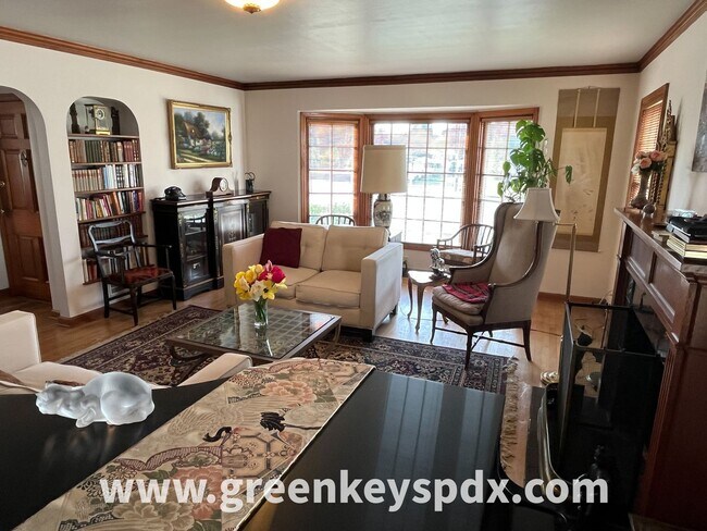 Foto del edificio - Lovely 3-Bedroom, 2-Bathroom House with Detached Garage in North Portland