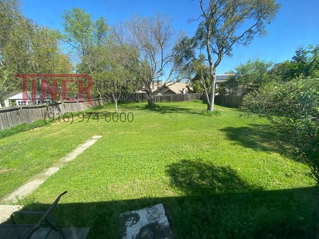 Building Photo - Carmichael Gem with Huge Yard