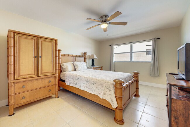 Foto del edificio - 1450 N Riverside Dr