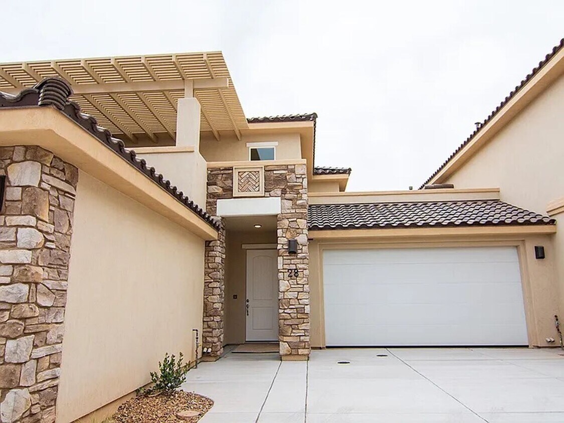 Primary Photo - Newer home in Ivins! Great views!