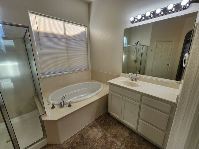 Building Photo - Beautiful 4 Bedroom Home with in home office