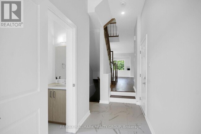 Photo du bâtiment - 749 Newstead Crescent