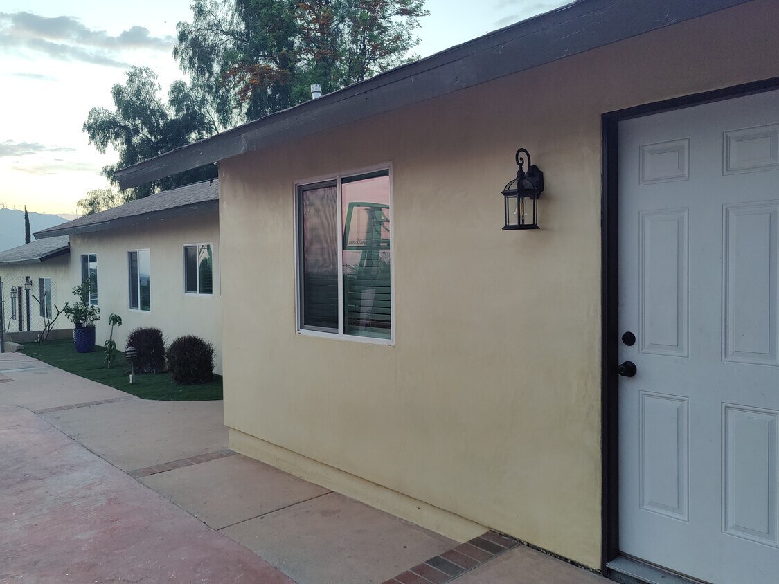 House Apartment - 11355 Hubbard St