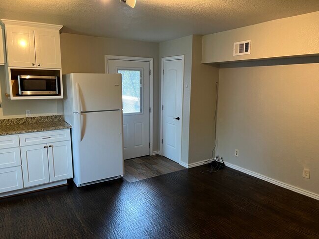 Cocina y entrada - 1605 Bardfield Ave
