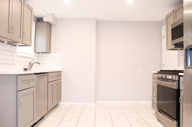 Building Photo - 21 Clark St