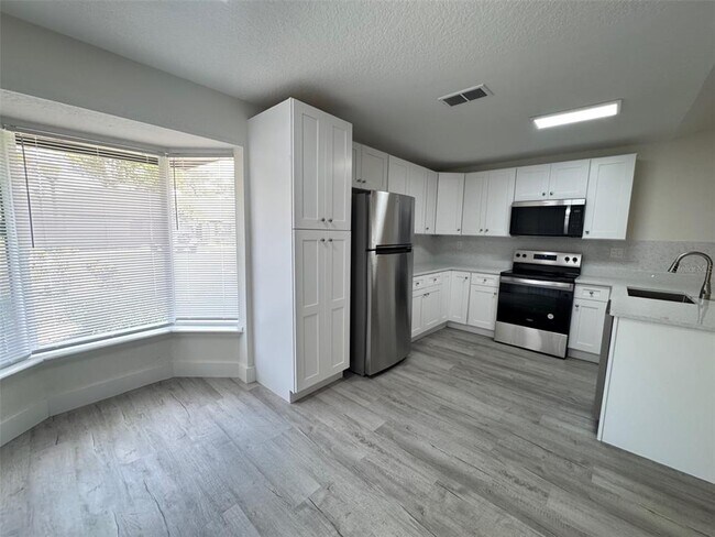 Foto del edificio - 475 Blue Bird St