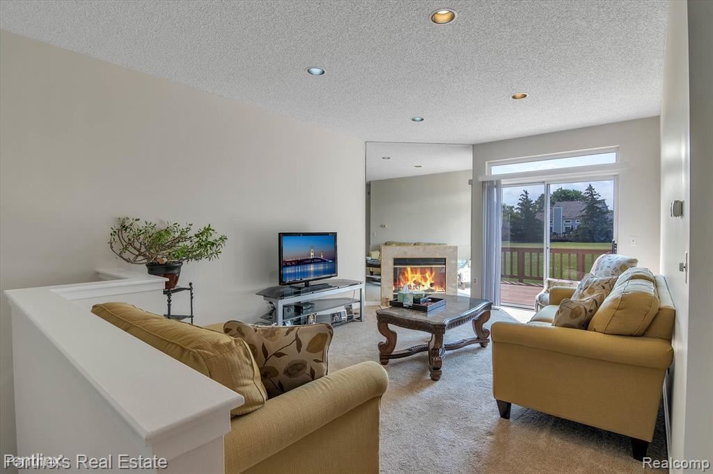 Foto principal - 2 br, 2 bath Condo - 41619 Blair Dr