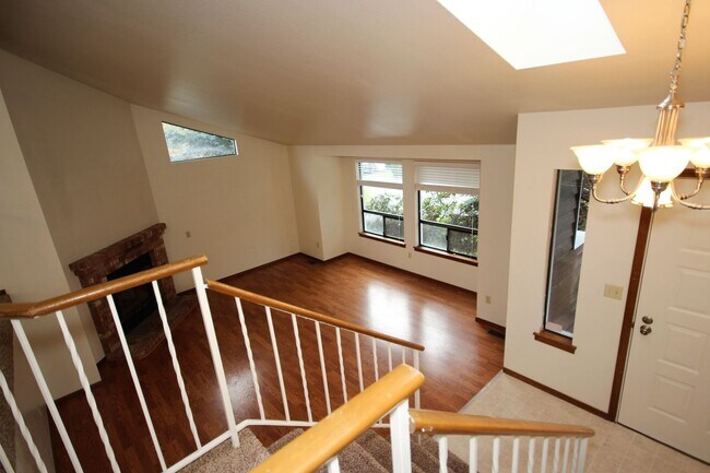 Foto del edificio - Beautiful 3 Bedroom Tri-Level Home In Federal Way!