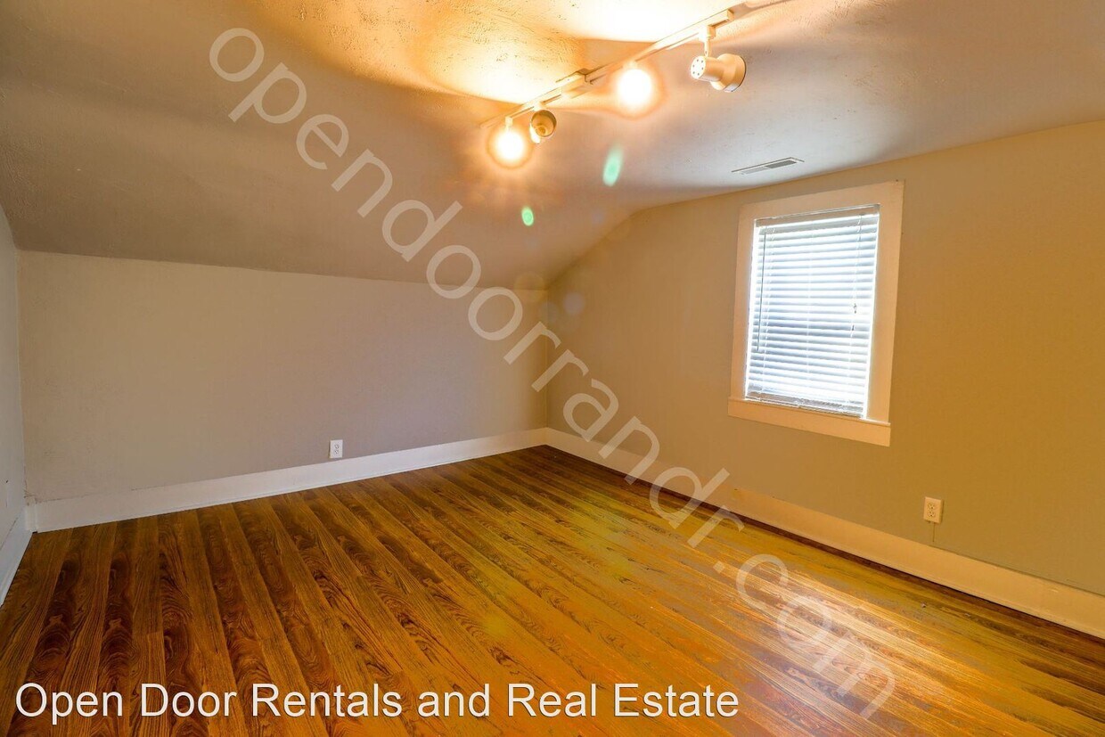 Building Photo - 3 br, 2 bath House - 111 W 17th st