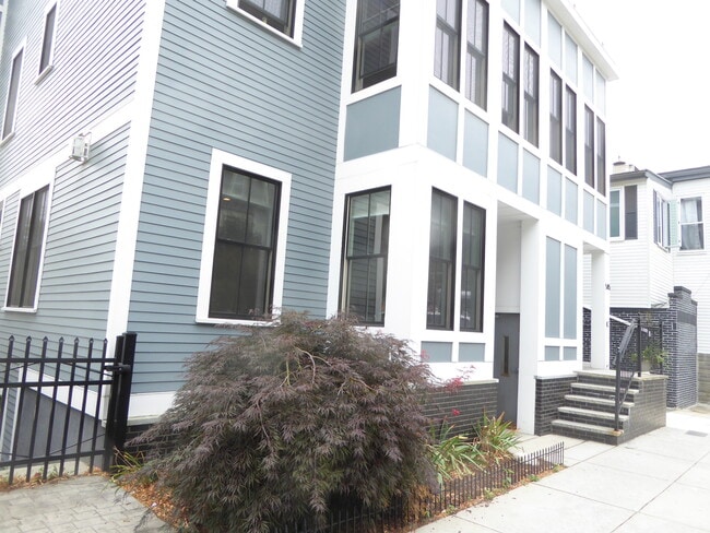 Foto del edificio - 585 E 7th St