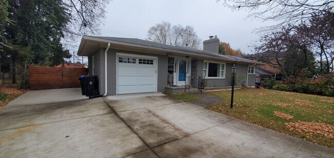 Foto del edificio - Don't Scroll Past This One!  Renovated, Brick Ranch. 3 Bedrooms, 2 FULL Bathrooms, Basement, Garage!