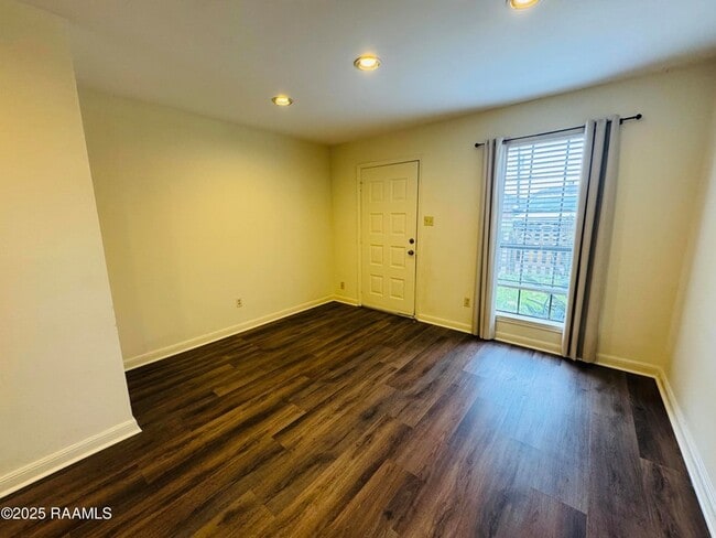 Foto del edificio - 2419 Robley Dr