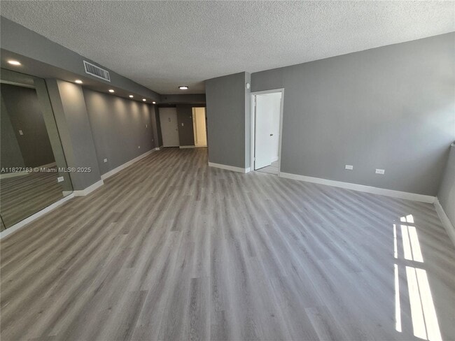 Building Photo - 999 Brickell Bay Dr