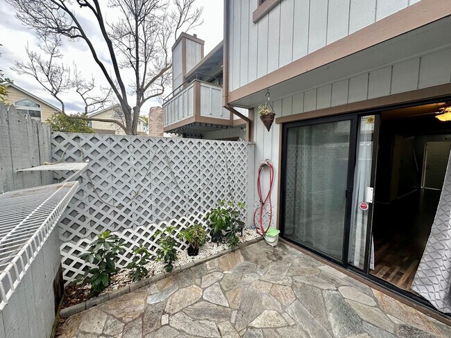 Foto del edificio - Charming 2 Bed 1.5 Bath Condo in Newark!