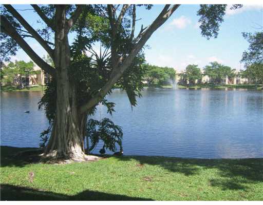 Foto del edificio - 651 Cypress Lake Blvd