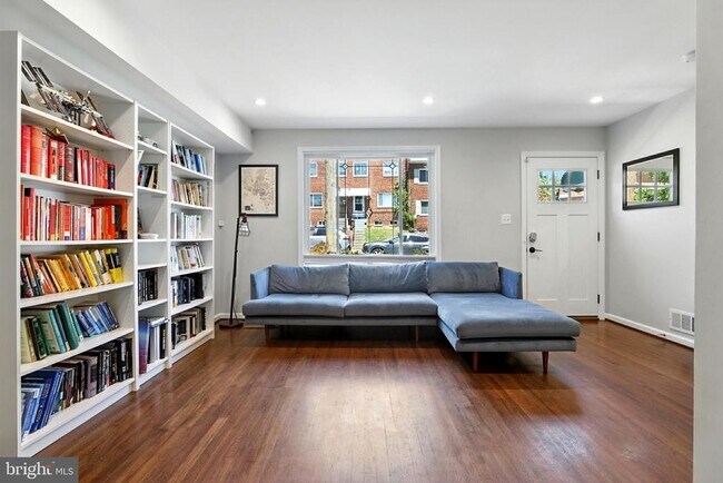 Foto del edificio - 1373 Adams St NE