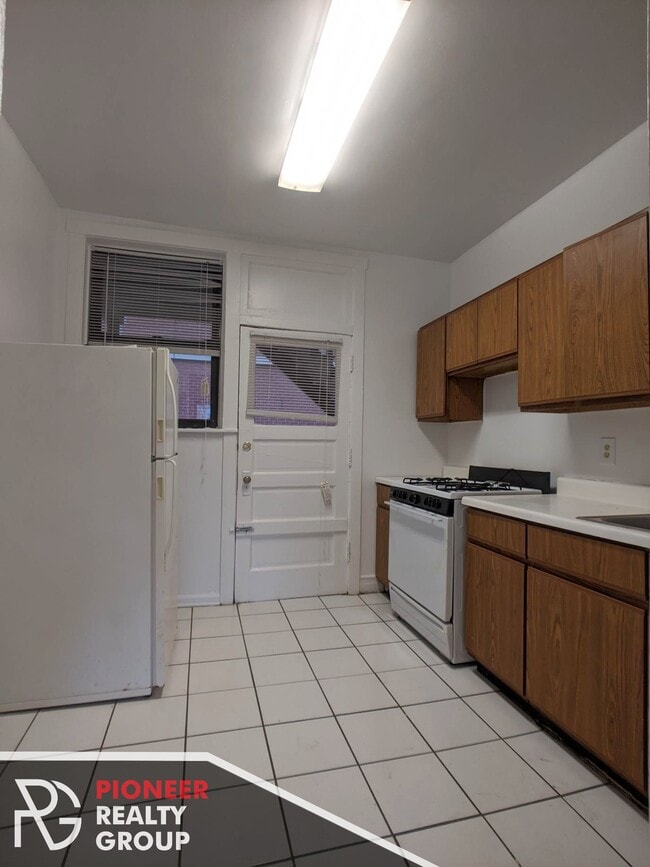 Building Photo - 812 W Waveland Ave