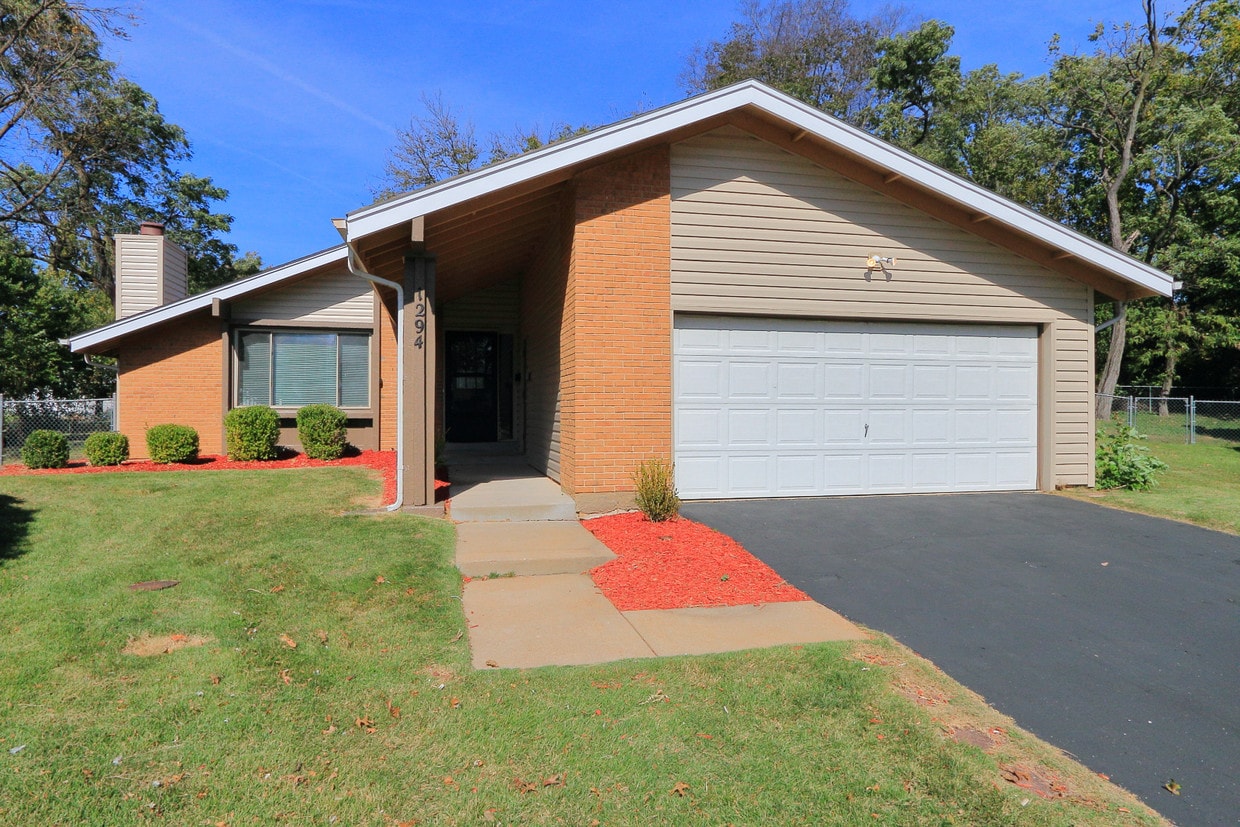 Primary Photo - 1294 Kew Gardens Dr