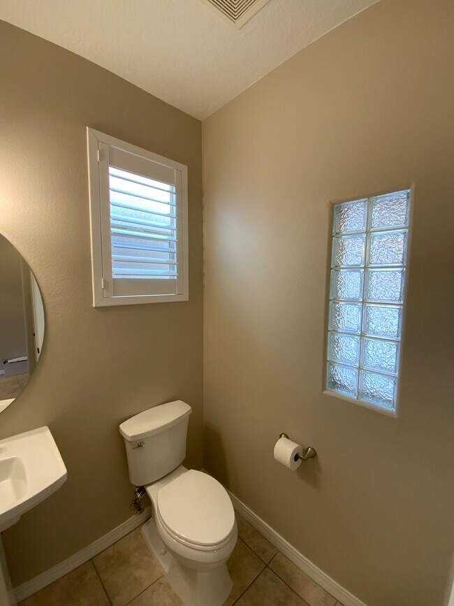 Foto del edificio - 3 Bedroom Townhome Available Near Wyoming Blvd NE & Paseo Del Norte Blvd NE!