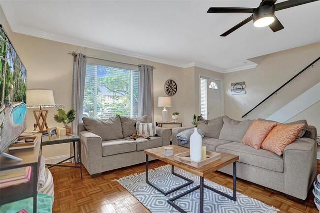 Building Photo - 305 SW 11th Ct