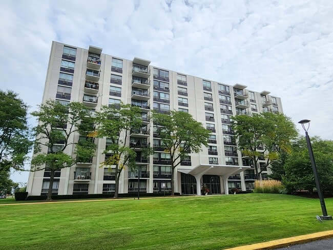 Building Photo - 9001 W Golf Rd