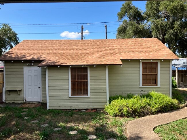 Building Photo - 824 W Alice Ave