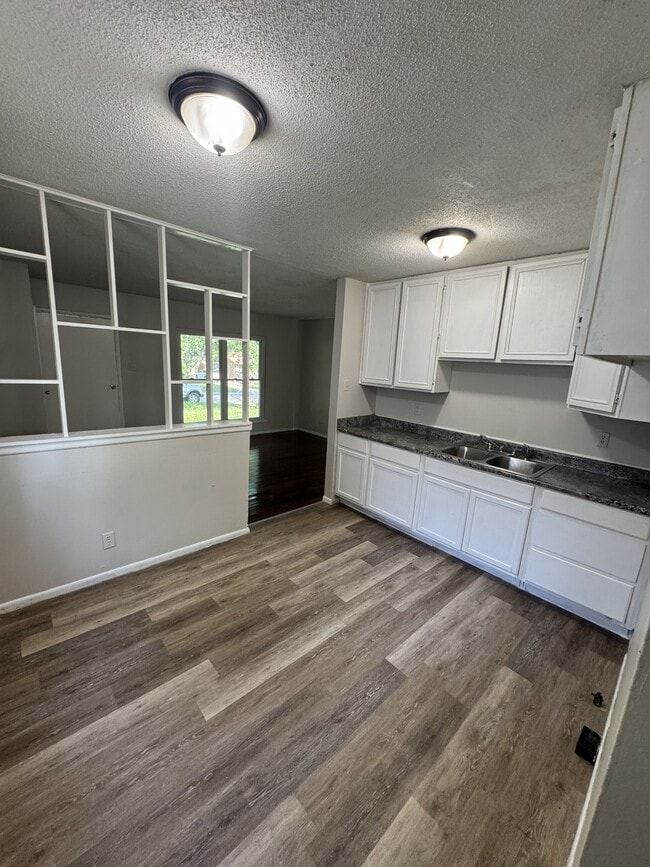 Building Photo - 826 SE Eastgate Dr