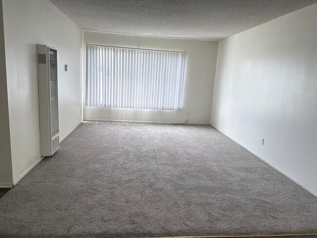 SALA DE ESTAR - 14106 Cerise Ave