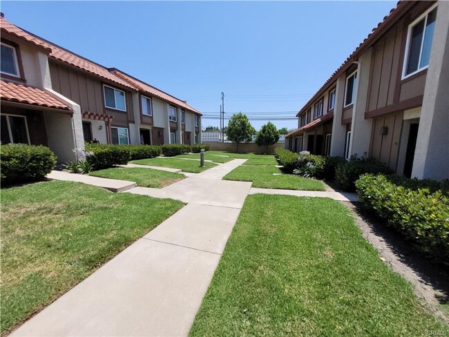 Building Photo - Cozy Townhome in Buena Park!