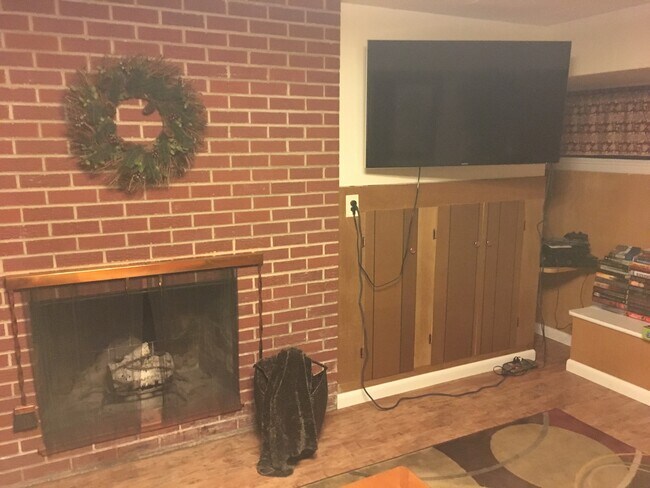Chimenea de leña en la planta baja - 1815 E Park Ave