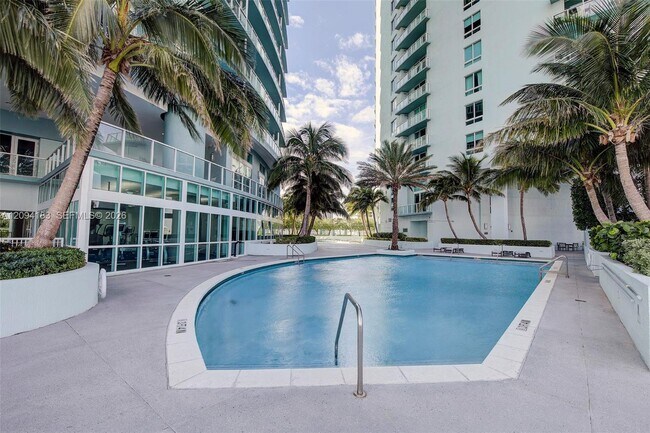 Building Photo - 1900 N Bayshore Dr