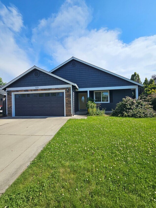 Foto principal - Beautiful Home near Schools and a Large Park!