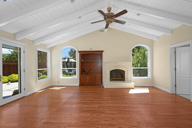Building Photo - 17 Dogwood Ct