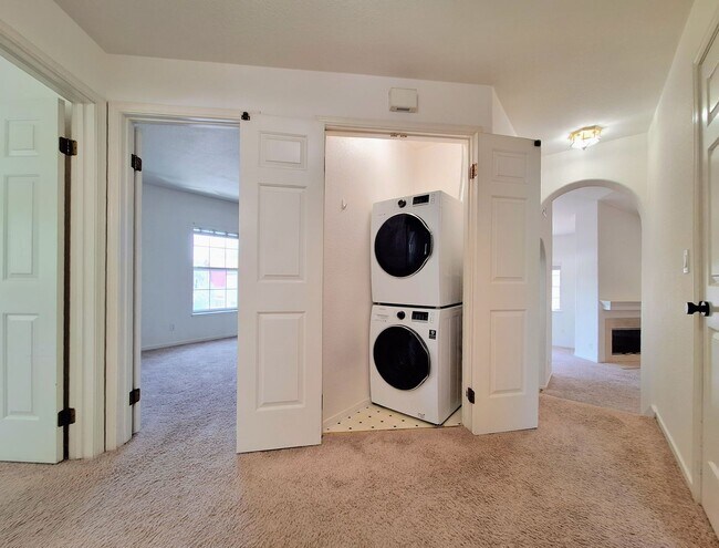 Foto del edificio - Beautiful Second Floor 3bd Condo w/Detached Garage & Pool