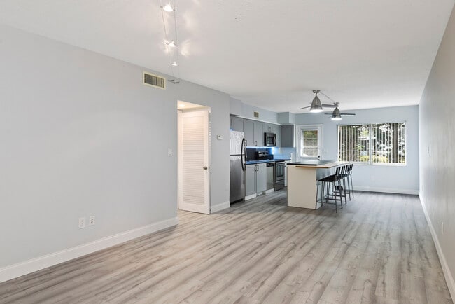 Building Photo - 825 N Primrose Dr