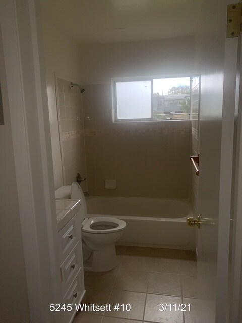5245 Whitsett #10 Bathroom - 5245 Whitsett Ave