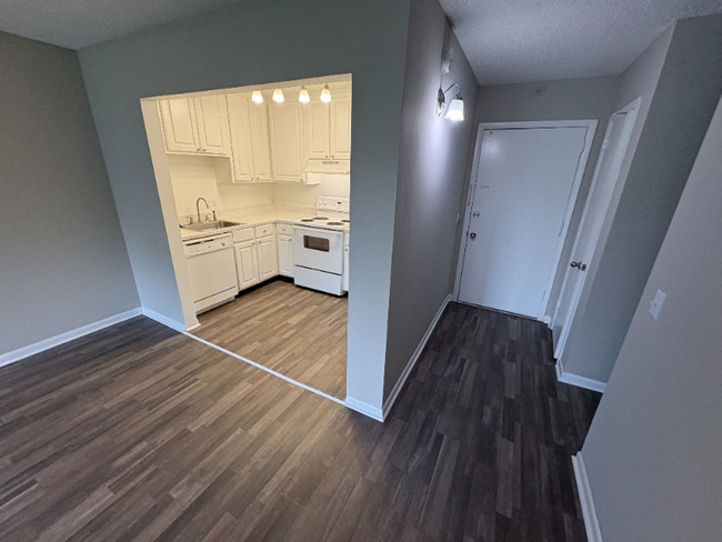 Building Photo - 1005 Hickory Hill Ln
