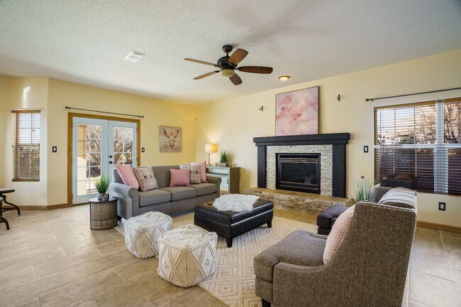 Foto del edificio - Large single family home on corner lot